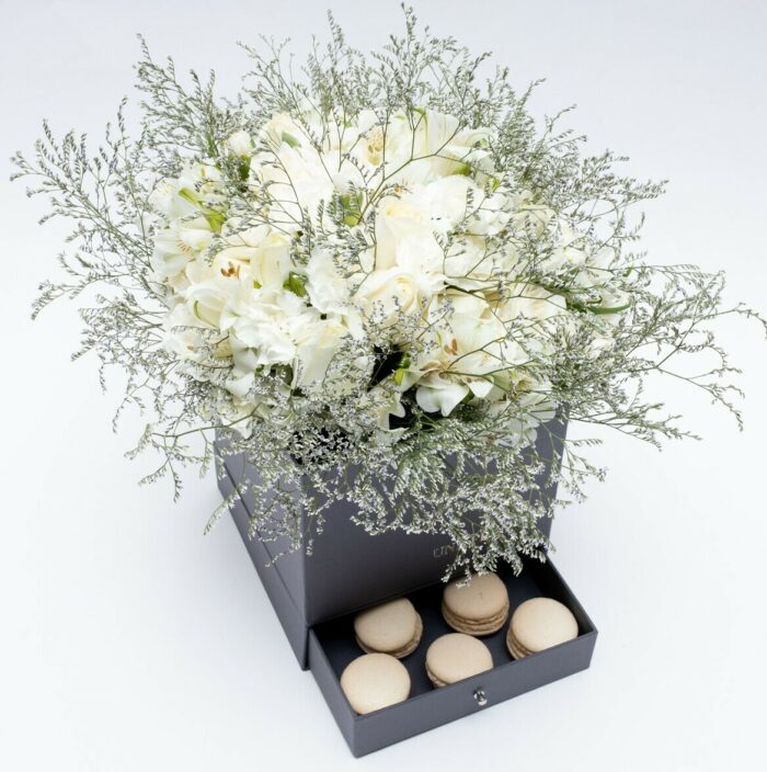 Flores Brancas com Macarons Baunilha - Imagem 1