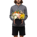 Caixa de Flores Ambre com mix de flores naturais em tons de branco, pêssego e amarelo, em caixa preta moderna Une Fleur dans la Ville, presente elegante e acessível para surpreender em São Paulo.