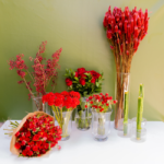 Décor elegante com rosas vermelhas e folhagem em vaso de vidro, ideal para presentear ou decorar ambientes sofisticados em Moema.