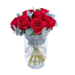 Arranjo elegante com rosas vermelhas e folhagem em vaso de vidro, ideal para presentear ou decorar ambientes sofisticados em Moema.