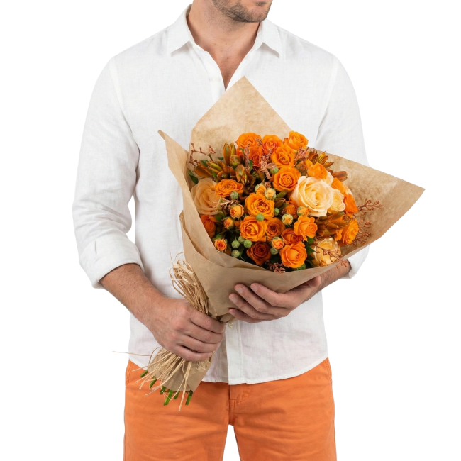 Bouquet de rosas em tons de laranja e pêssego com flores frescas e acabamento em papel kraft elegante, ideal para presentear com sofisticação.