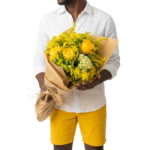 Bouquet de flores amarelas em papel kraft elegante, ideal para presentear com sofisticação.