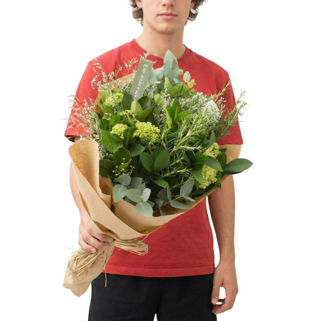 Flores Verdes - Bea Bouquet Bea de flores verdes intensas com folhagens de eucalipto, alecrim, etc embalado em papel kraft sofisticado, ideal para presentear com elegância e personalidade.