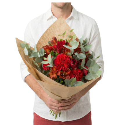 Bouquet Bea de flores vermelhas intensas com folhagens de eucalipto, embalado em papel kraft sofisticado, ideal para presentear com elegância e personalidade.