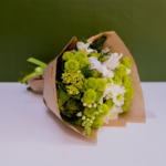 Flores Verdes e Brancas - Léa | Buquê de flores verdes e brancas em papel kraft. Presente sofisticado com inspiração natural.