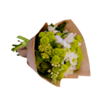 Flores Verdes e Brancas - Léa | Buquê de flores verdes e brancas em papel kraft. Presente sofisticado com inspiração natural.