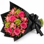 Buquê de flores rosa com rosas, astromélias e brotos de hortênsia verde, envolto em embalagem preta elegante com laço de cetim personalizado Une Fleur Dans La Ville. Entrega de flores em São Paulo.