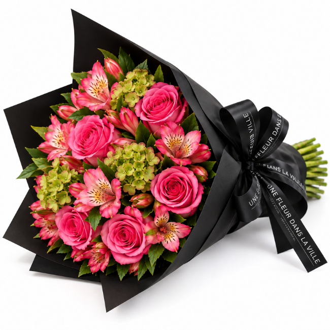 Buquê de flores rosa com rosas, astromélias e brotos de hortênsia verde, envolto em embalagem preta elegante com laço de cetim personalizado Une Fleur Dans La Ville. Entrega de flores em São Paulo.