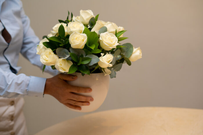 Arranjo Rosas Brancas em Vaso - Aila - Imagem 2