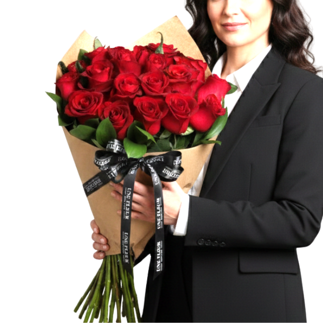 Bouquet de rosas vermelhas embaladas em papel kraft