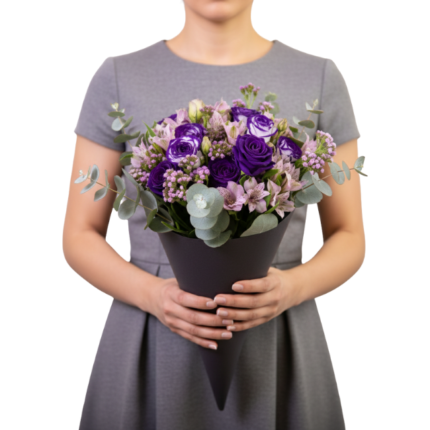 Buquê de flores roxas premium e, asltroemérias e folhas de eucalipto embalado em cone preto sofisticado, ideal para presentear parceira com elegância e exclusividade.