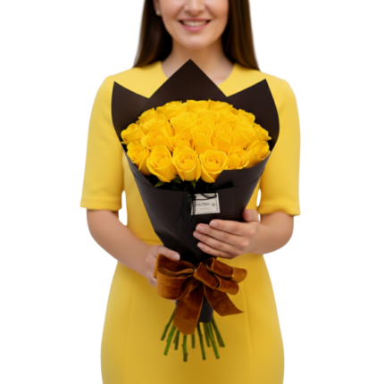 Buquê Alina com rosas amarelas radiantes e nobres embaladas em papel preto elegante e laço sofisticado, assinatura Une Fleur dans la Ville.