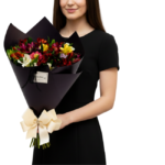 Bouquet Alina com alstroemerias em tons intensos e vibrantes, embalado em papel preto elegante e laço sofisticado, assinatura Une Fleur dans la Ville.