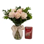 Arranjo de Rosas cor de Rosa e Chocolate Lindt- Desirée