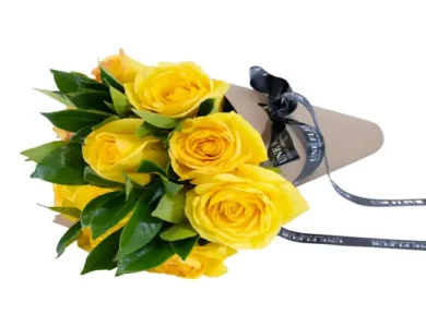 Bouquet de rosas amarelas com folhagem verde e laço preto.