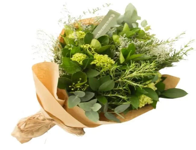 Bouquet de flores e folhas verdes com embrulho bege.