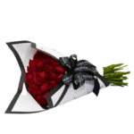 Buquê premium de rosas vermelhas embalado em papel sofisticado com laço preto elegante. Presente de luxo para ocasiões especiais.