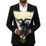 rosas brancas frescas com embalagem sofisticada preta e branca, laço exclusivo Une Fleur dans la Ville, ideal para presentear com elegância.