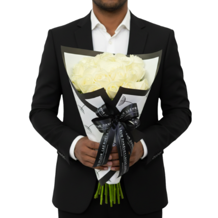 rosas brancas frescas com embalagem sofisticada preta e branca, laço exclusivo Une Fleur dans la Ville, ideal para presentear com elegância.