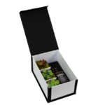 Caixa com vasinhos em ceramica preta com suculentas e um mini-wisky. Ideal para presentear que voce ama.