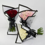 Bouquet de rosas s transmite bom-gosto elegância e serenidade. Embalado com papel artístico branco de bordas pretas e finalizado com laço preto personalizado, é ideal para momentos de gratidão, homenagens e celebrações refinadas.