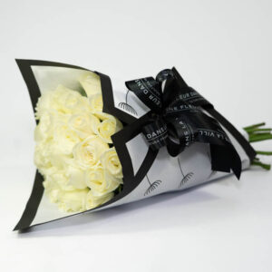 Bouquet de rosas s transmite bom-gosto elegância e serenidade. Embalado com papel artístico branco de bordas pretas e finalizado com laço preto personalizado, é ideal para momentos de gratidão, homenagens e celebrações refinadas.