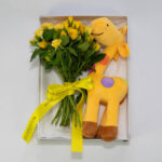 Rosa Spray Amarela e Girafa de Pelúcia