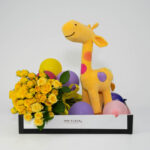 Rosa Spray Amarela e Girafa de Pelúcia
