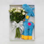 Surpreenda quem você ama com este presente cheio de doçura! Um delicado buquê de rosas spray brancas, símbolo de pureza e carinho, combinado com uma simpática girafa de pelúcia azul, perfeita para transmitir alegria e afeto. Ideal para ocasiões como maternidade, batizados, aniversários ou simplesmente para tornar o dia de alguém mais especial.