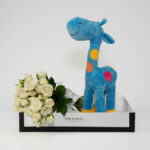 Rosa Spray Branca e Girafa de Pelúcia - Fofura