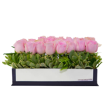 Arranjo de rosas cor-de-rosa em caixa retangular com folhagens verdes, presente de luxo para pessoas sofisticados em São Paulo.