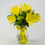 Brilho de Lys – Lírios Amarelos em Vaso de Vidro