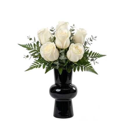 Arranjo de rosas brancas premium em vaso preto elegante com folhagens verdes, ideal para presente sofisticado