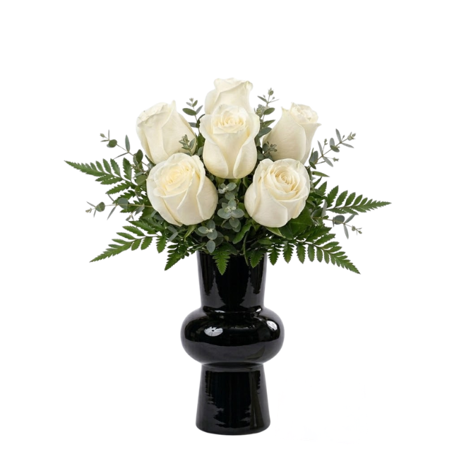 Arranjo de rosas brancas premium em vaso preto elegante com folhagens verdes, ideal para presente sofisticado