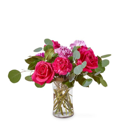 Arranjo sofisticado Flores - Petit Amour com lírios brancos e rosas cor-de-rosa em vaso de vidro, presente elegante para ocasiões especiais em Moema e São Paulo.