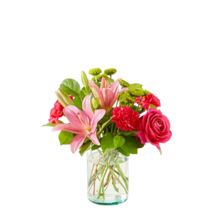 Arranjo com lírios rosas, rosas, cravos e folhagem em vaso de vidro cilíndrico.