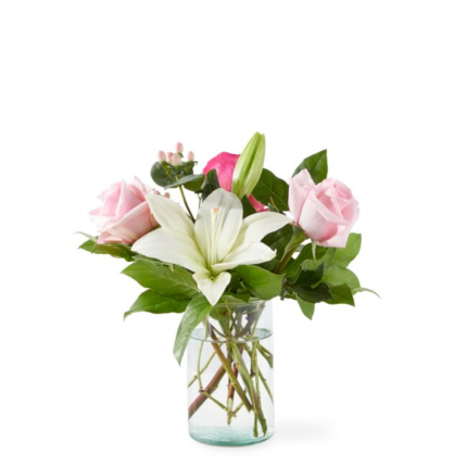 Arranjo sofisticado Flores - Petit Amour com lírios brancos e rosas cor-de-rosa em vaso de vidro, presente elegante para ocasiões especiais em Moema e São Paulo.