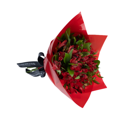 Buquê sofisticado de alstroemérias vermelhas com papel vermelho e laço preto, ideal como presente elegante.