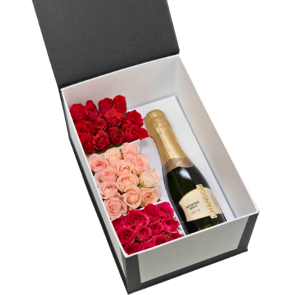 Kit com vasinho com flores vermelhas e cor-de-rosa frescas em vaso de ceramica preta em vaixa rígida cartonada preta e branca. Ideal para presente e decoração