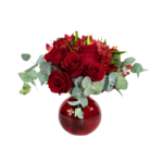 Arranjo de rosas vermelhas com folhagens verdes em vaso de vidro vermelho brilhante, ideal como presente romântico e elegante para ocasiões especiais