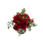 Arranjo de rosas vermelhas com folhagens verdes em vaso de vidro vermelho brilhante, ideal como presente romântico e elegante para ocasiões especiais.