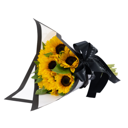 Buquê de girassóis sofisticado com laço preto, embalagem premium, ideal para presente em Moema - Girassóis - Lily Rose.