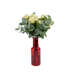 Arranjo de rosas spray brancas com folhagens verdes em vaso de vidro vermelho alto, ideal como presente elegante e romântico para datas especiais.