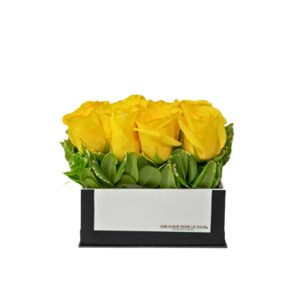 Arranjo de rosas amarelas em caixa retangular com folhagens verdes, presente de luxo para homens sofisticados em Moema.