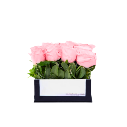 Arranjo de rosas cor-de-rosa em caixa retangular com folhagens verdes, presente de luxo para pessoas sofisticadas em Moema.