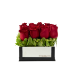 Arranjo de rosas vermelhas em caixa retangular com folhagens verdes, presente de luxo para homens sofisticados em Moema.