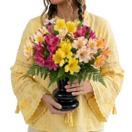 Arranjo sofisticado de alstromelias coloridas em vaso preto moderno, ideal para presentear com elegância e delicadeza