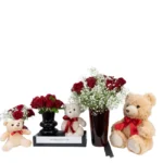 Arranjos de rosas vermelhas com chuva-de-prata e ursinhos de pelúcia com laços vermelhos, kit presente fofinho da Une Fleur dans la Ville.