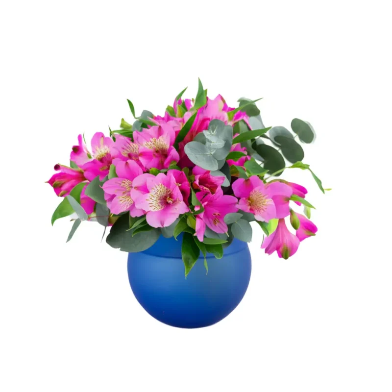 “Arranjo de alstroemérias pink em vaso de vidro azul Dámaso Portugal Glass Linha 1913, exclusivo Une Fleur dans la Ville
