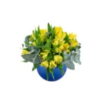 Arranjo de alstroemérias amarelas em vaso de vidro azul Dámaso Portugal Glass Linha 1913, exclusivo Une Fleur dans la Ville”